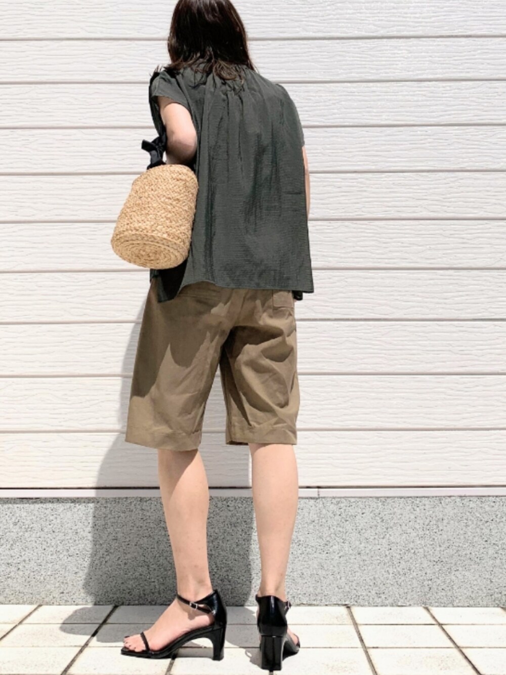 グリーン系のその他パンツ、ブラック系のかごバッグ、グリーン系のシャツ/ブラウスを着用したレディースの春コーディネートの3枚目の写真