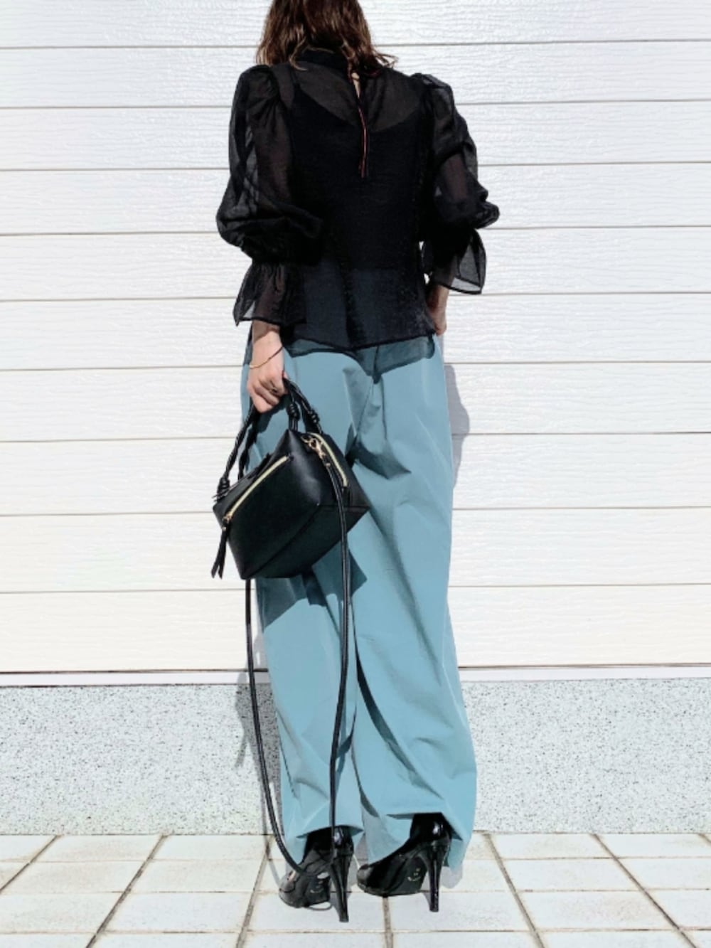 ブラック系のハンドバッグ、ブルー系のその他パンツ、ブラック系のシャツ/ブラウスを着用したレディースの春コーディネートの3枚目の写真