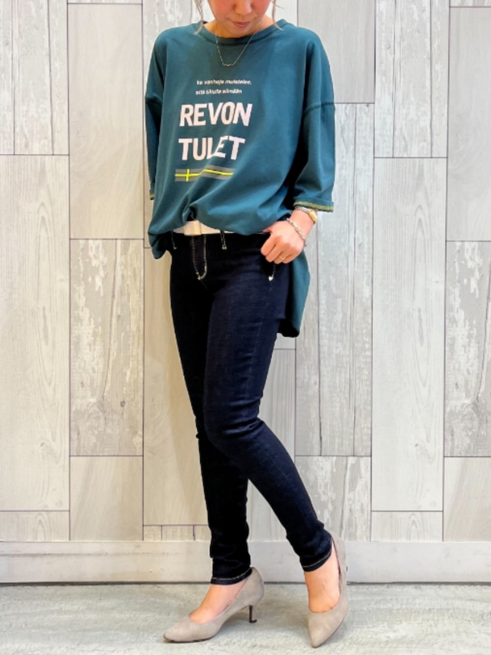 ブルー系のデニムパンツ、グリーン系のTシャツ/カットソーを着用したレディースの秋コーディネートの2枚目の写真