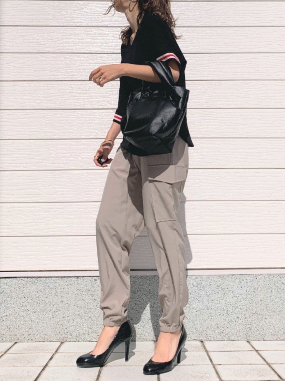 ベージュ系のカーゴパンツ、ブラック系のシャツ/ブラウスを着用したレディースの夏コーディネートの2枚目の写真