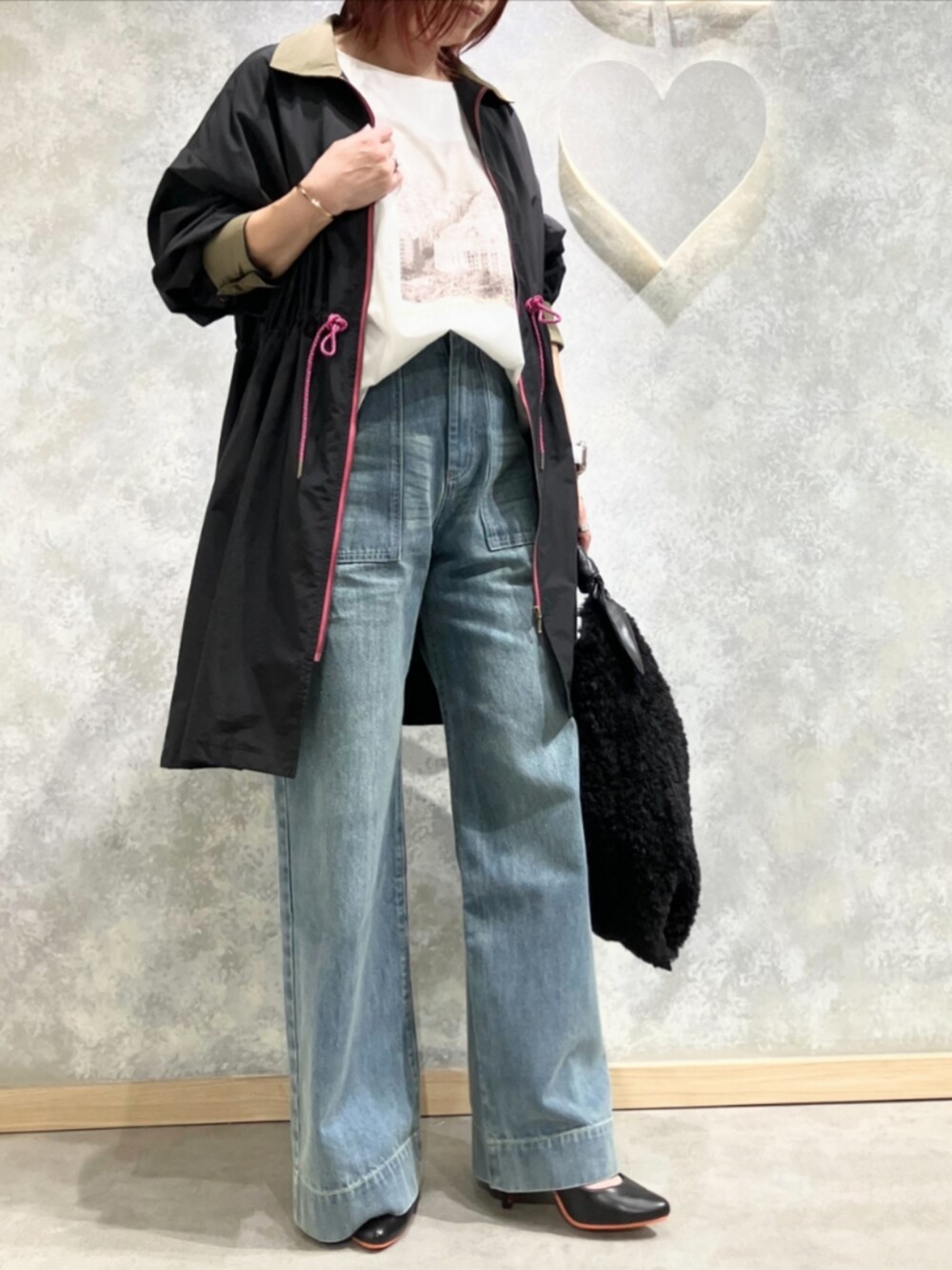 ブルー系のデニムパンツ、ホワイト系のTシャツ/カットソー、ブラック系のその他アウターを着用したレディースの秋コーディネートの3枚目の写真
