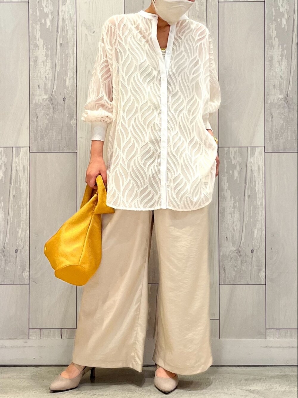 ホワイト系のシャツ/ブラウス、ベージュ系のその他パンツを着用したレディースの春コーディネートの2枚目の写真