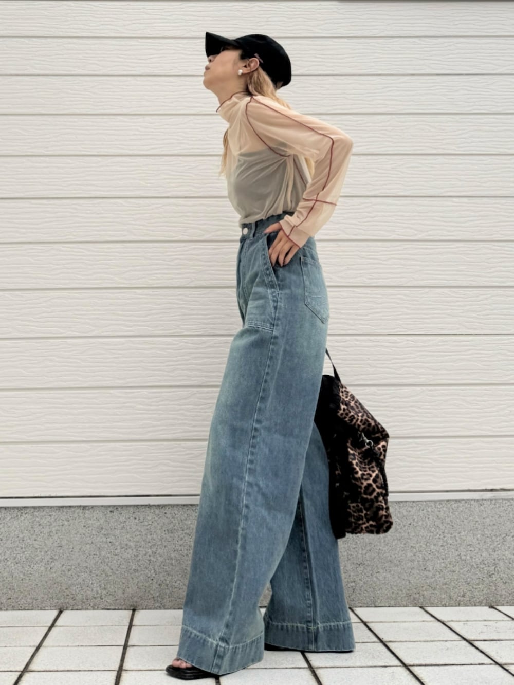 ベージュ系のTシャツ/カットソー、その他のトートバッグ、ブルー系のデニムパンツを着用したレディースの秋コーディネートの2枚目の写真