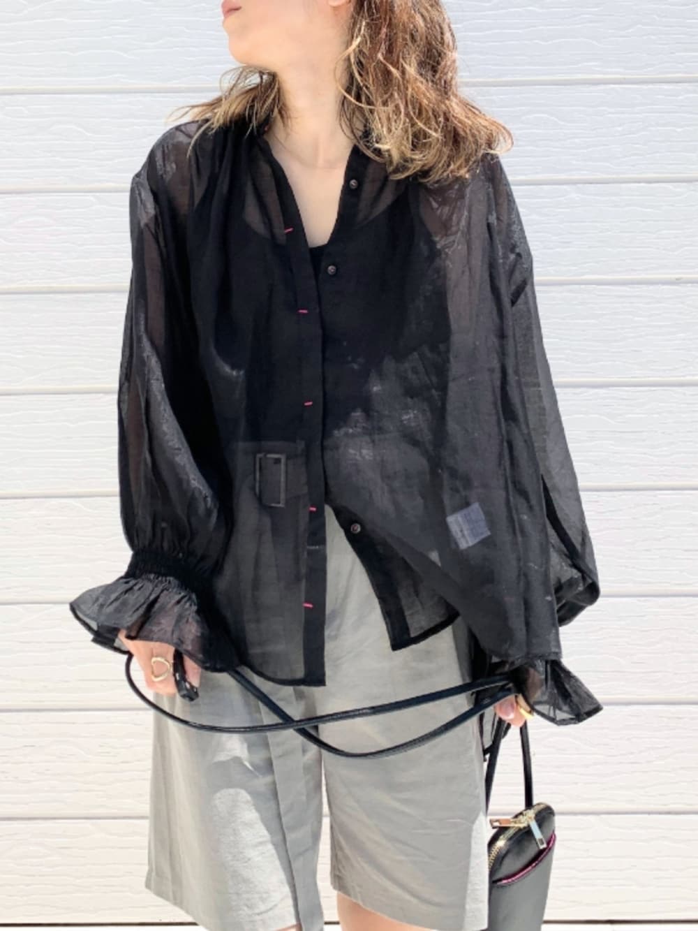 ブラック系のショルダーバッグ、グリーン系のセットアップ、ブラック系のシャツ/ブラウスを着用したレディースの春コーディネートの3枚目の写真