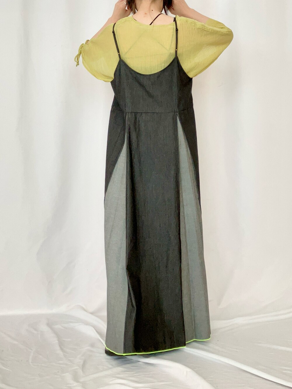 イエロー系のシャツ/ブラウス、ブラック系のワンピース、グレー系のサンダルを着用したレディースの夏コーディネートの3枚目の写真