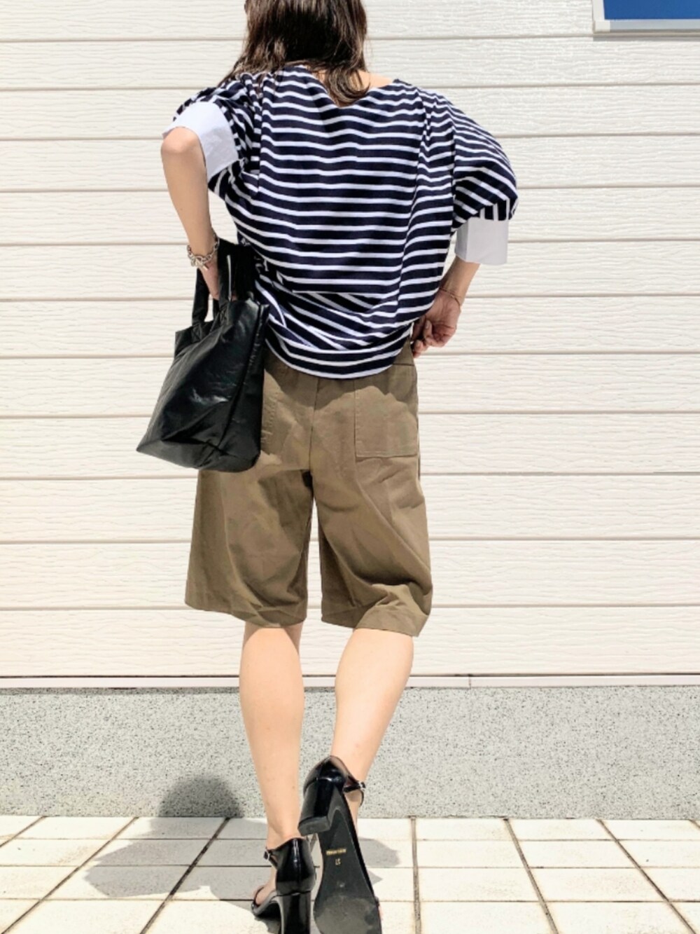 グリーン系のその他パンツ、ブルー系のTシャツ/カットソーを着用したレディースの春コーディネートの3枚目の写真