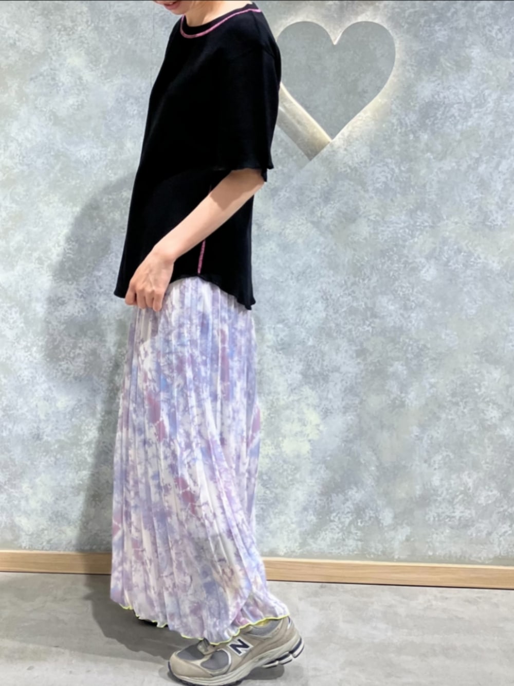 ホワイト系のトートバッグを着用したレディースの春コーディネートの3枚目の写真