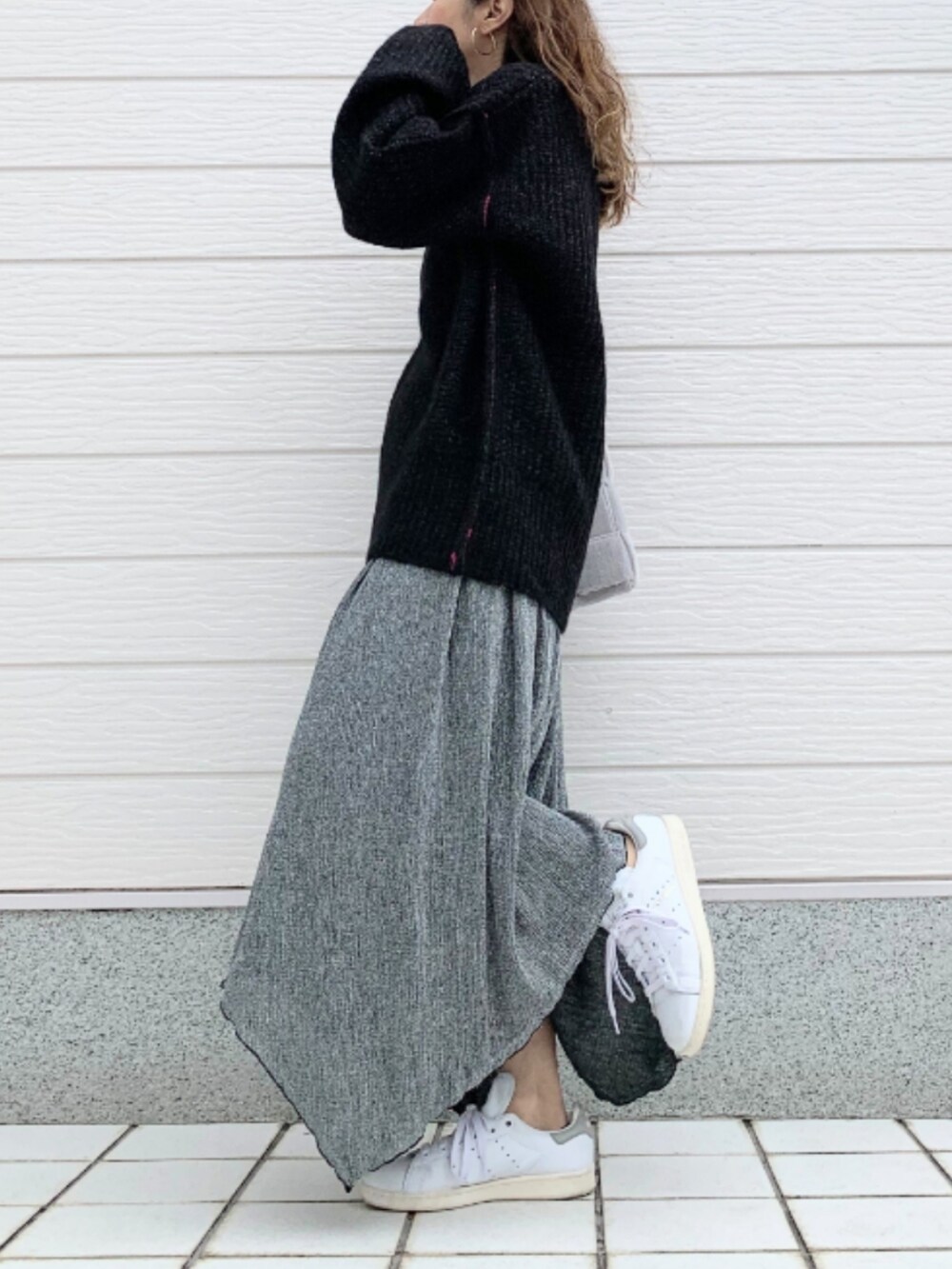 ホワイト系のスニーカー、グレー系のショルダーバッグ、ブラック系のニット/セーターを着用したレディースの秋コーディネートの3枚目の写真