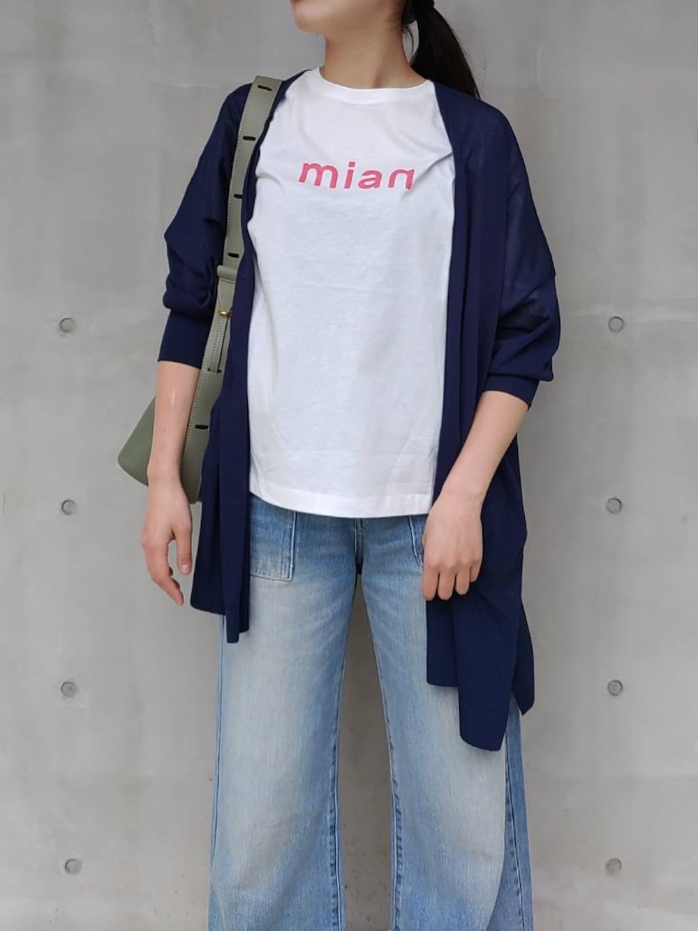 ホワイト系のTシャツ/カットソー、ブルー系のカーディガン/ボレロ、ブルー系のデニムパンツを着用したレディースの春コーディネートの3枚目の写真