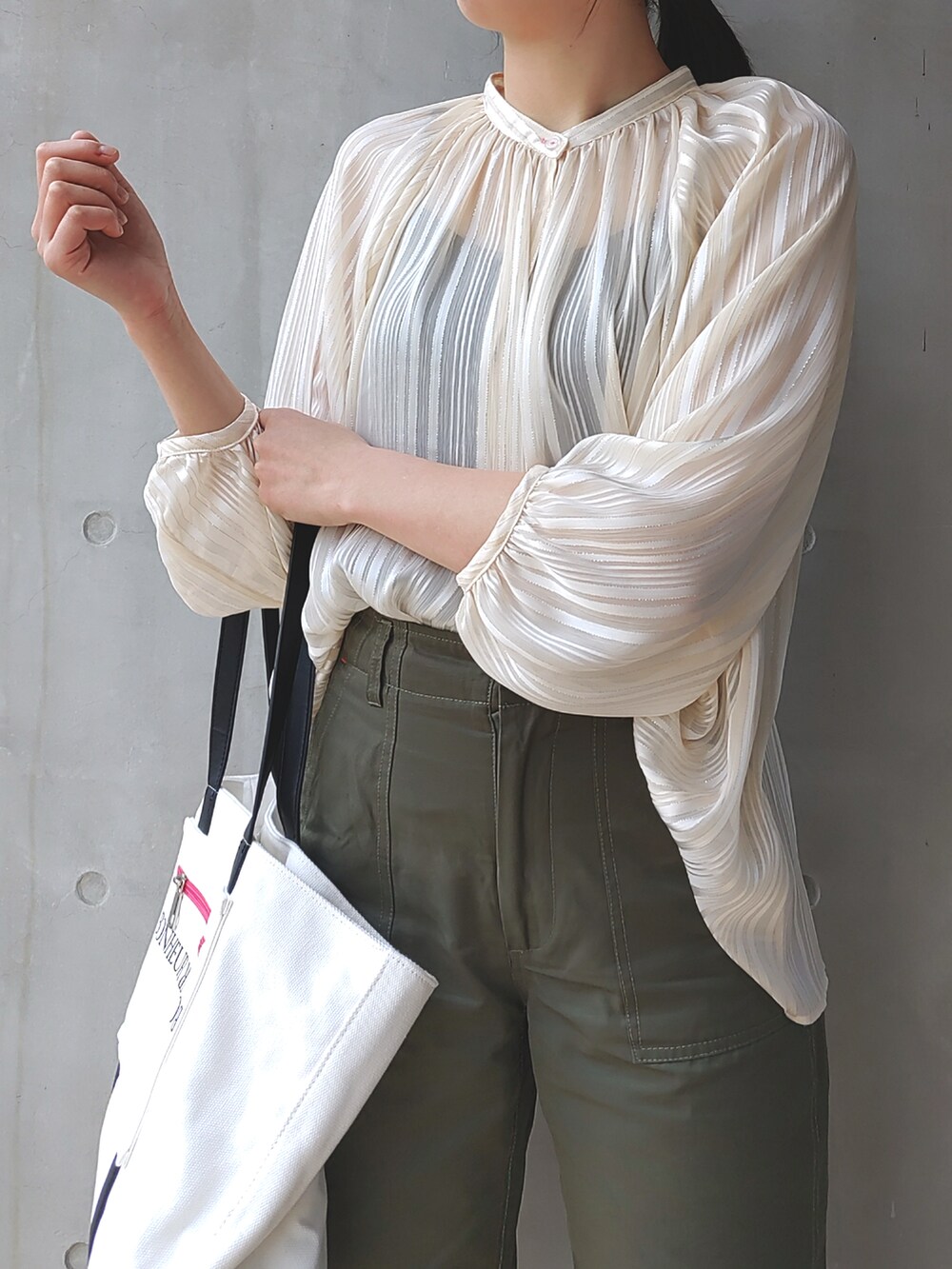 ホワイト系のシャツ/ブラウス、ホワイト系のスニーカー、ホワイト系のトートバッグを着用したレディースの春コーディネートの5枚目の写真