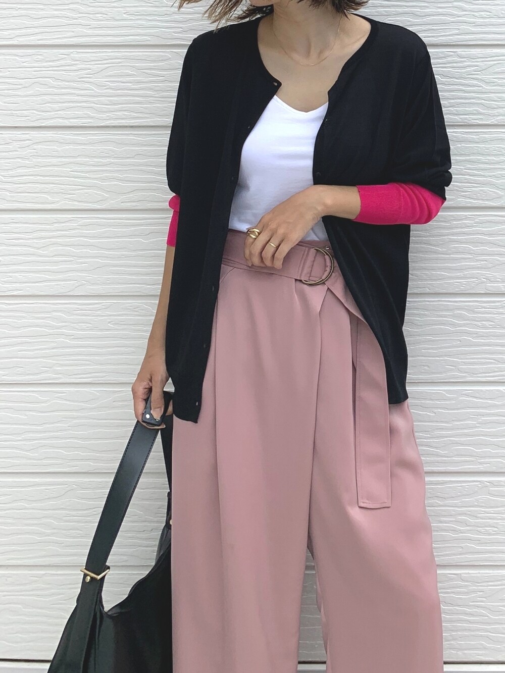ピンク系のその他パンツ、ブラック系のショルダーバッグ、ホワイト系のキャミソールを着用したレディースの夏コーディネートの2枚目の写真
