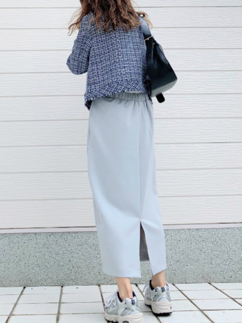 シルバー系のスニーカー、ホワイト系のTシャツ/カットソー、グリーン系のスカートを着用したレディースの冬コーディネートの3枚目の写真