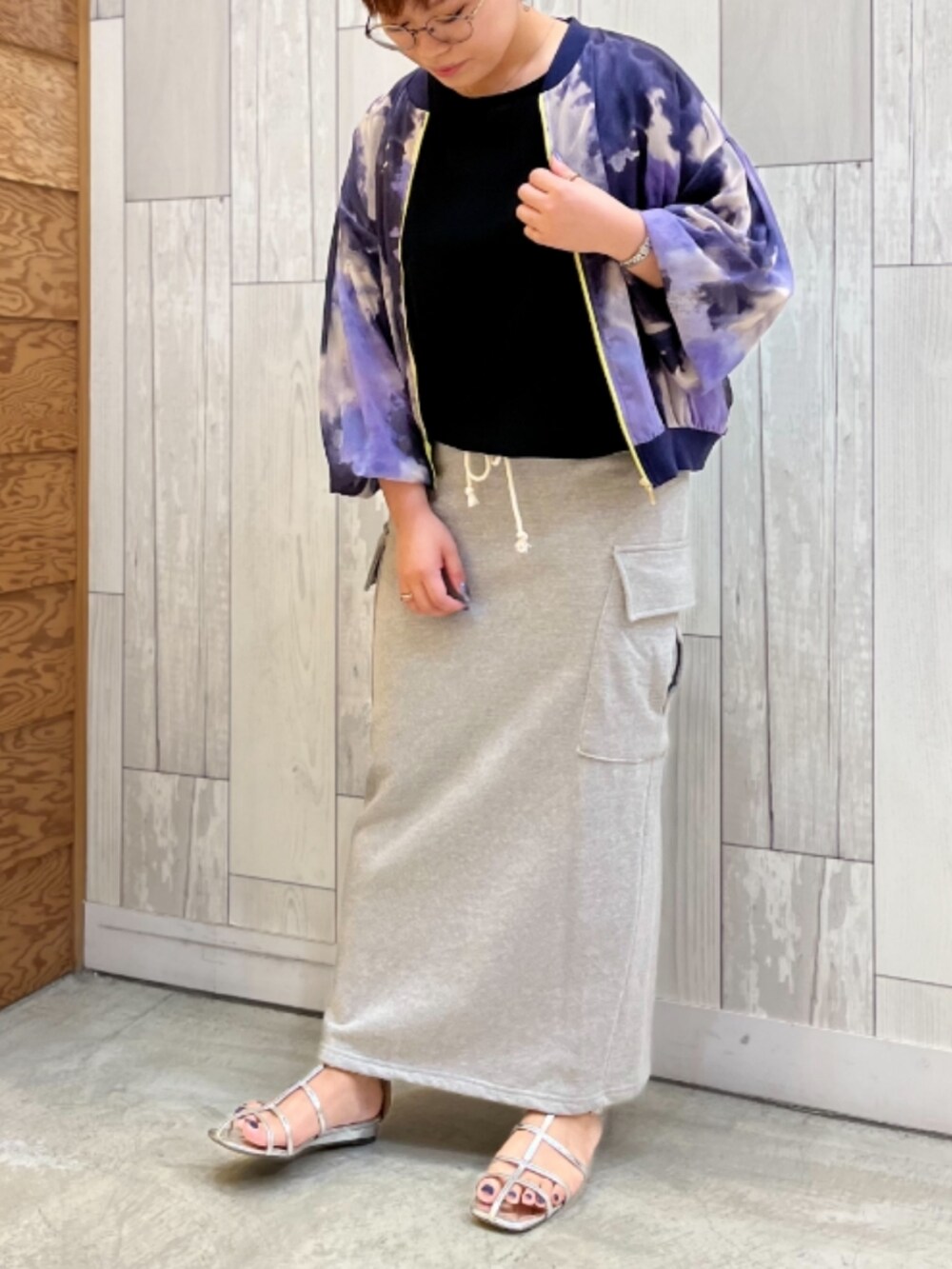 シルバー系のサンダル、ブルー系のブルゾンを着用したレディースの夏コーディネートの2枚目の写真