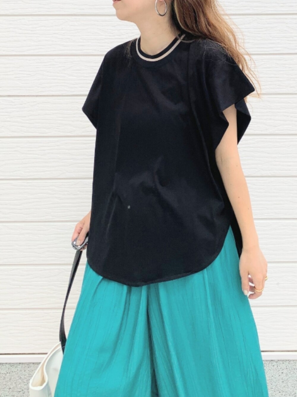 ホワイト系のトートバッグ、グリーン系のその他パンツ、ブラック系のTシャツ/カットソーを着用したレディースの夏コーディネートの4枚目の写真