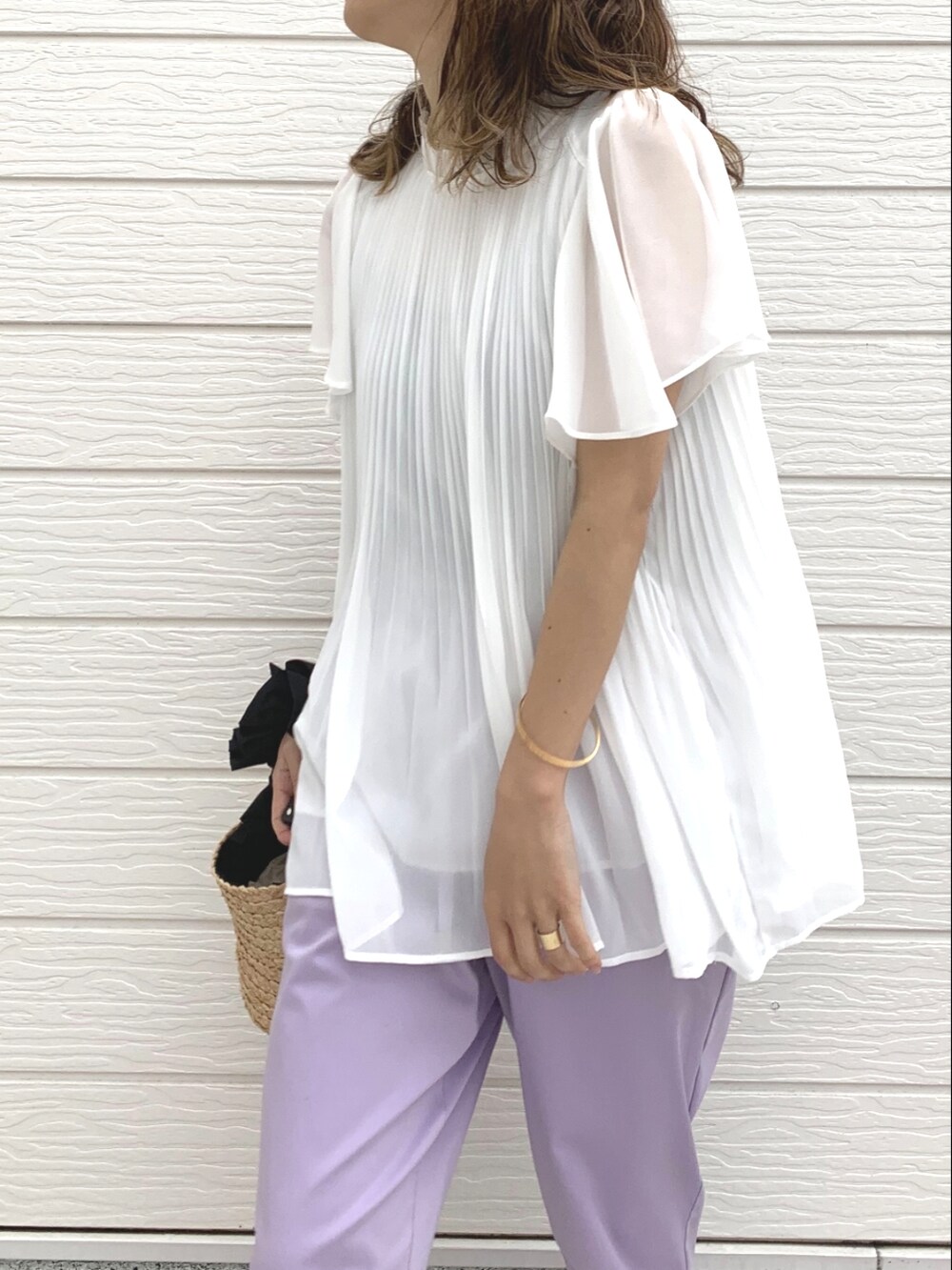 ブラック系のかごバッグ、パープル系のその他パンツ、ホワイト系のシャツ/ブラウスを着用したレディースの春コーディネートの4枚目の写真