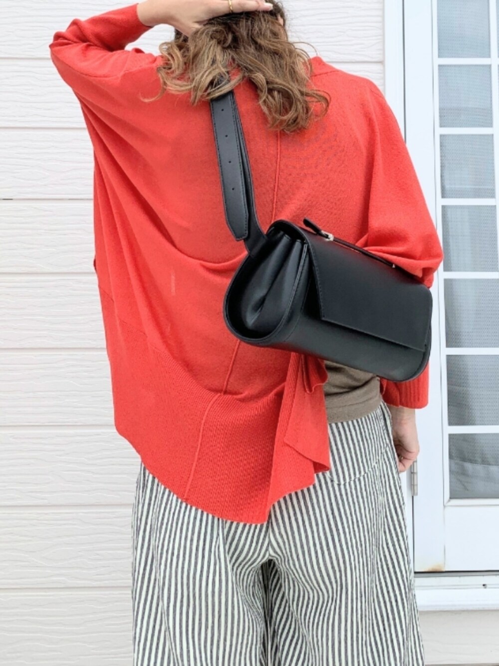 ホワイト系のスニーカー、レッド系のカーディガン/ボレロ、ベージュ系のタンクトップを着用したレディースの夏コーディネートの4枚目の写真