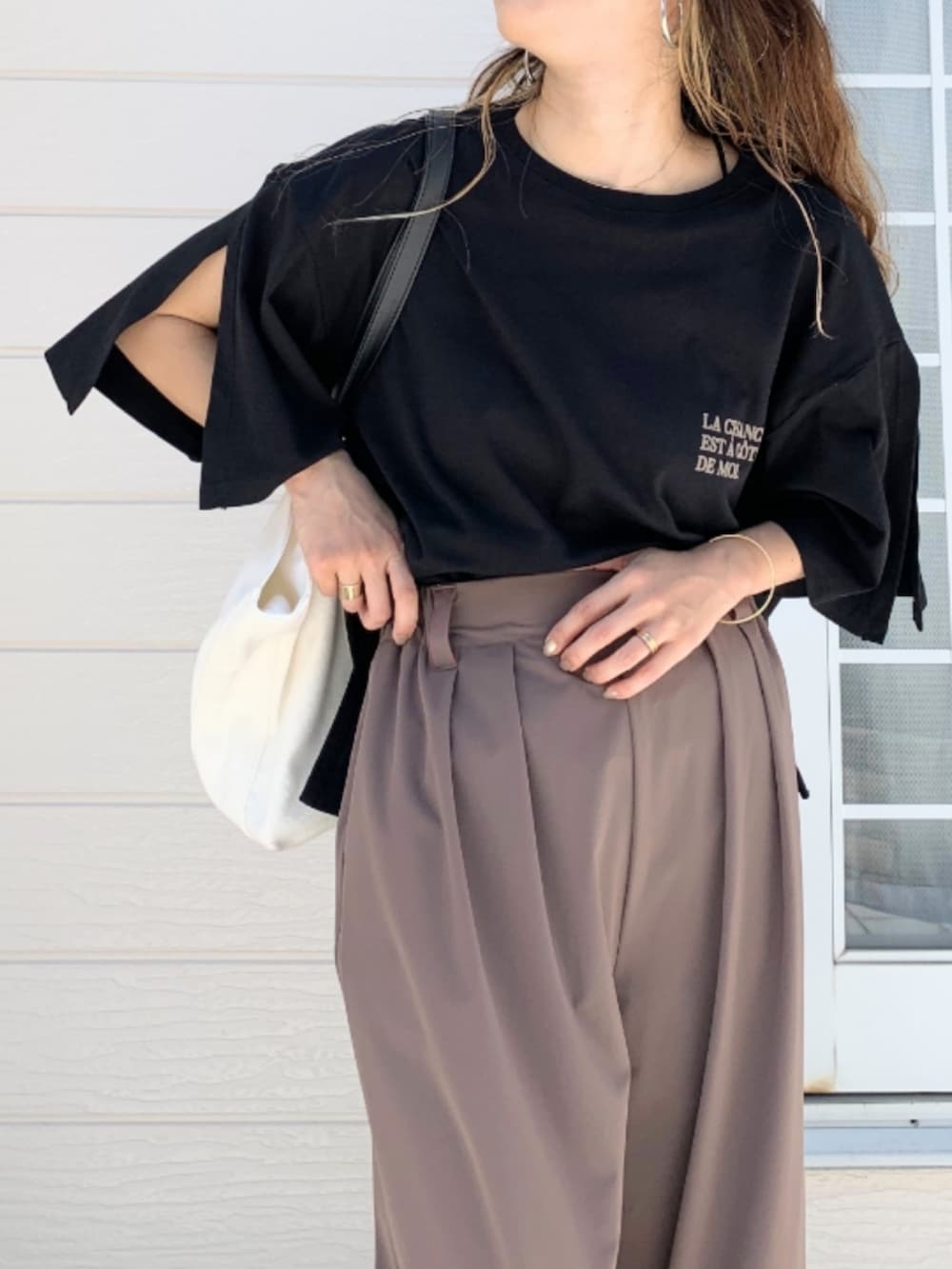 ブラウン系のその他パンツ、ブラック系のTシャツ/カットソーを着用したレディースの春コーディネートの3枚目の写真