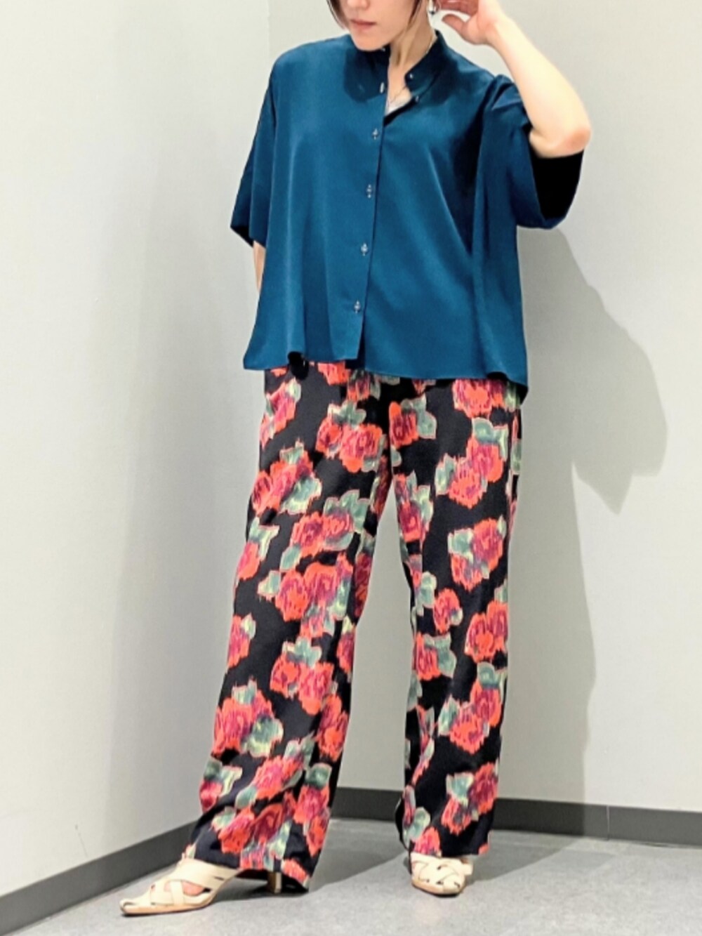 ブラック系のその他パンツ、グリーン系のシャツ/ブラウスを着用したレディースの春コーディネートの2枚目の写真