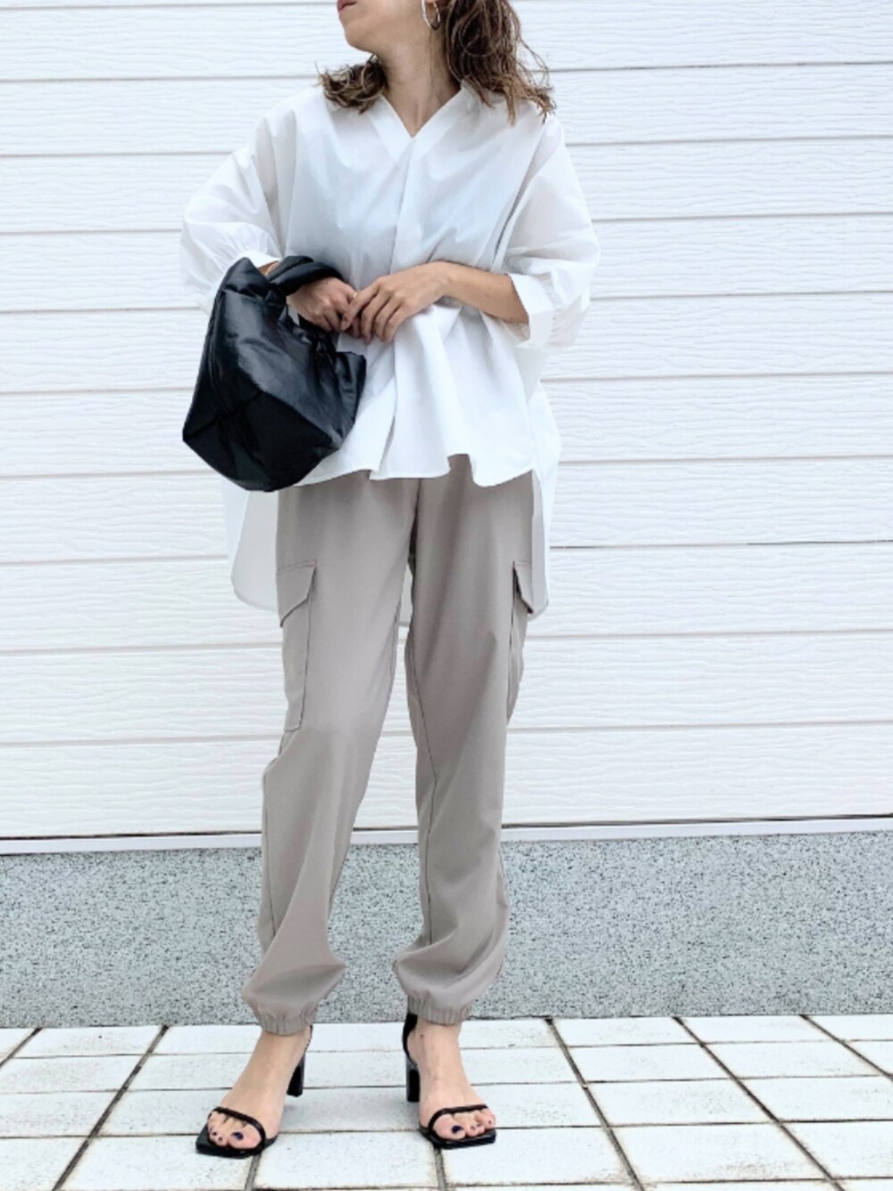 ベージュ系のカーゴパンツ、ホワイト系のシャツ/ブラウスを着用したレディースの夏コーディネートの2枚目の写真