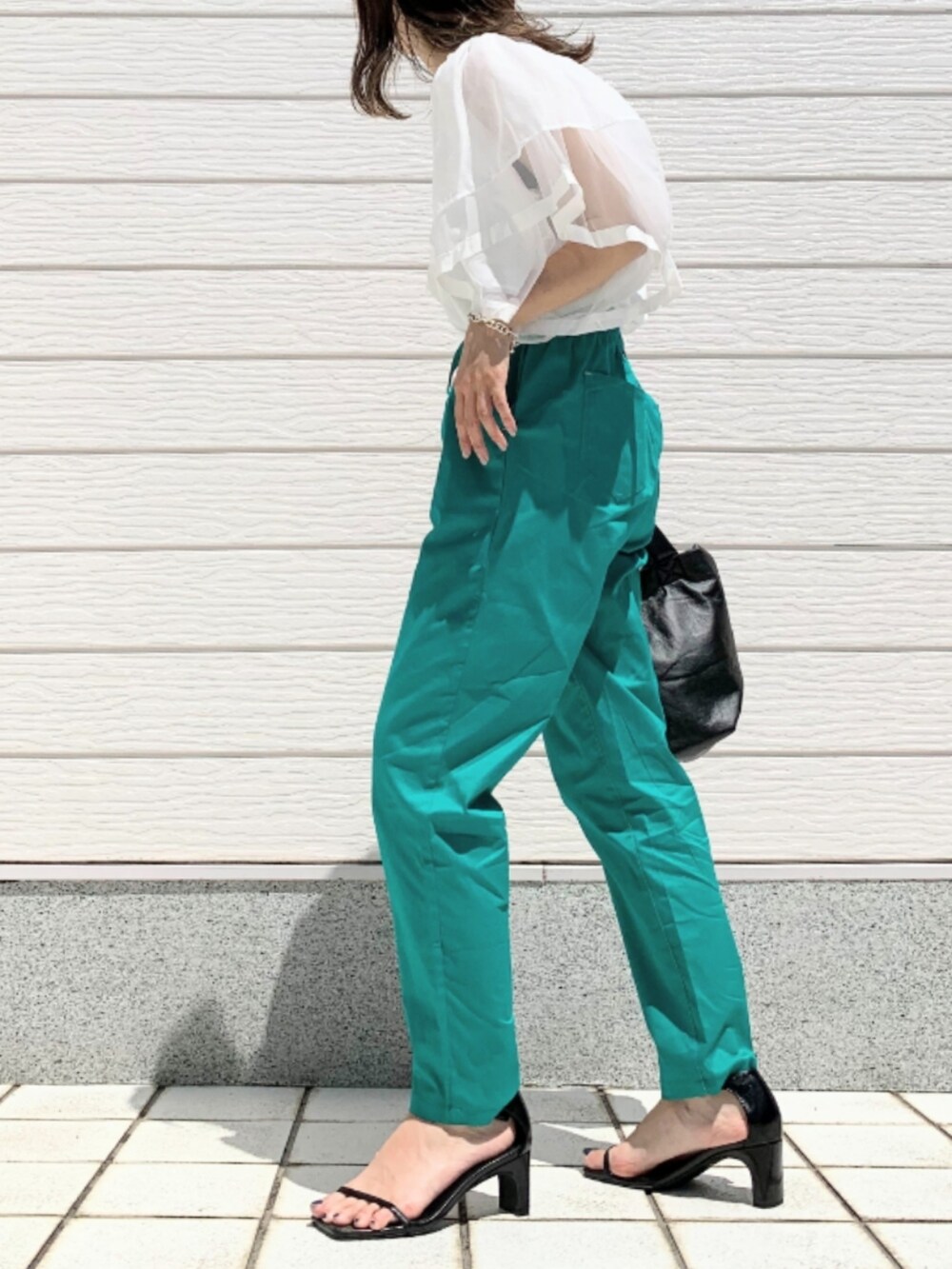 グリーン系のその他パンツ、ホワイト系のTシャツ/カットソーを着用したレディースの春コーディネートの2枚目の写真