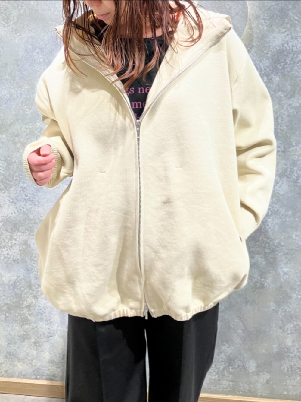 ホワイト系のパーカー、ブラック系のその他パンツ、ブラック系のTシャツ/カットソーを着用したレディースの冬コーディネートの4枚目の写真