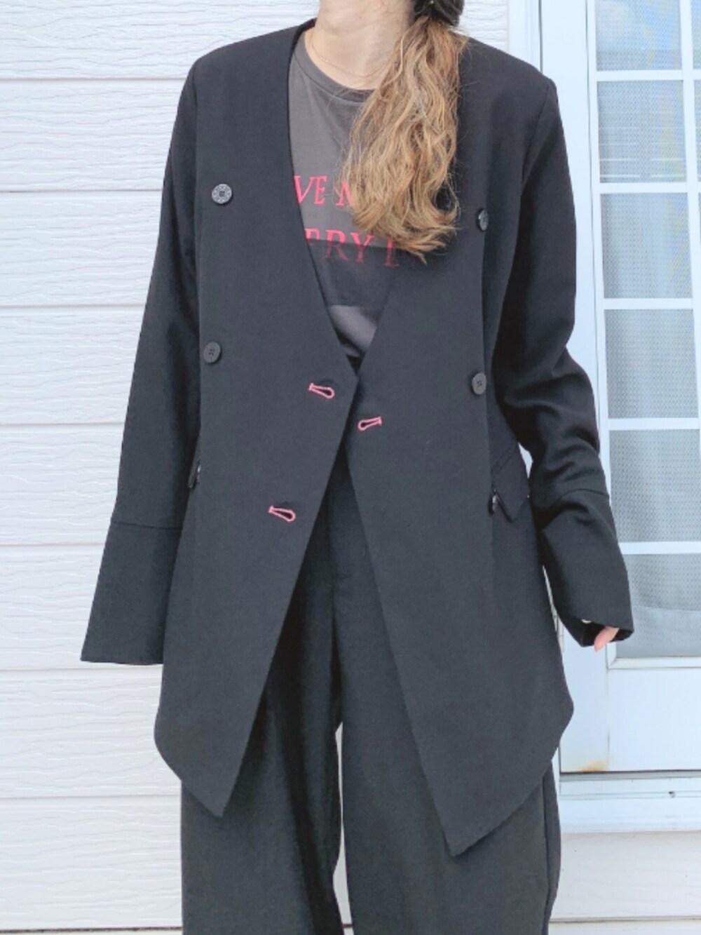 ホワイト系のスニーカー、グレー系のTシャツ/カットソー、ブラック系のノーカラージャケットを着用したレディースの秋コーディネートの4枚目の写真