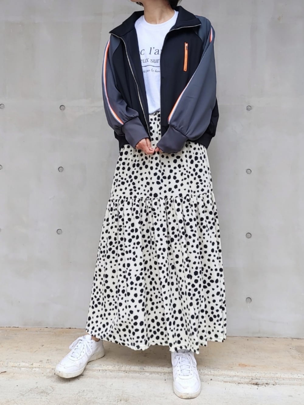 ホワイト系のスカート、ブラック系のジャージ、ホワイト系のTシャツ/カットソーを着用したレディースの秋コーディネートの2枚目の写真