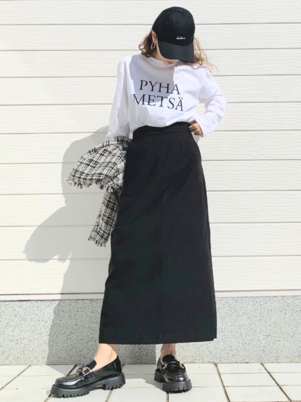 ブラック系のローファー、ブラック系のトートバッグ、ホワイト系のTシャツ/カットソーを着用したレディースの春コーディネートの3枚目の写真