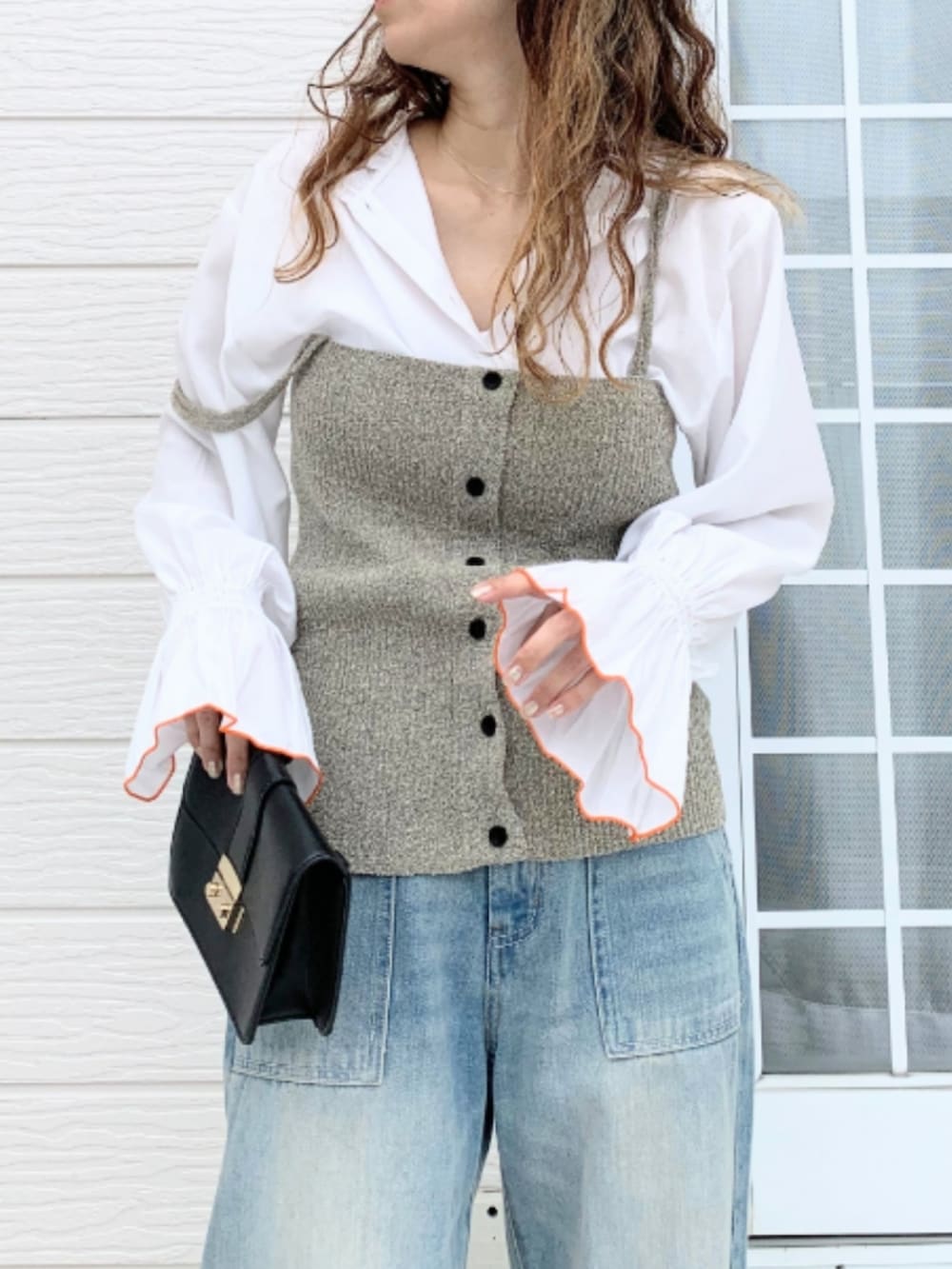 ブルー系のデニムパンツ、ホワイト系のシャツ/ブラウス、グレー系のベストを着用したレディースの夏コーディネートの4枚目の写真