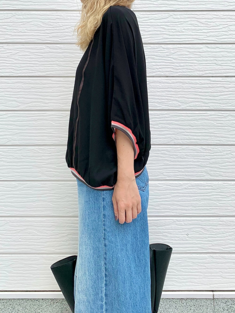 ブルー系のデニムパンツ、ブラック系のシャツ/ブラウス、ブラック系のトートバッグを着用したレディースの夏コーディネートの2枚目の写真