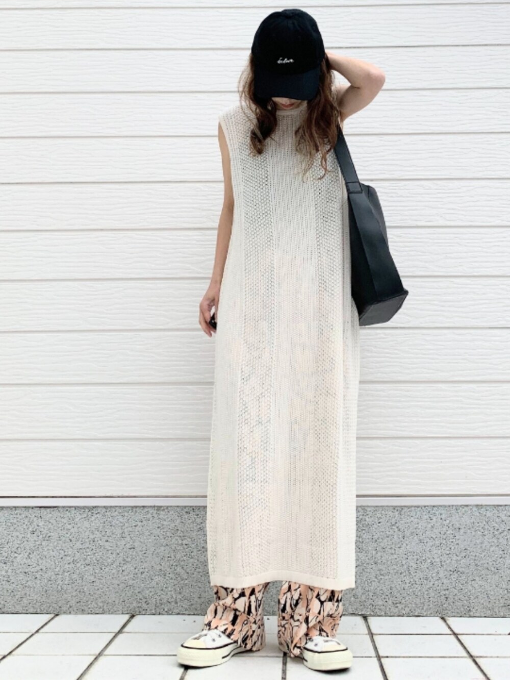 ブラック系のトートバッグ、ベージュ系のその他パンツ、ホワイト系のスニーカーを着用したレディースの春コーディネートの2枚目の写真