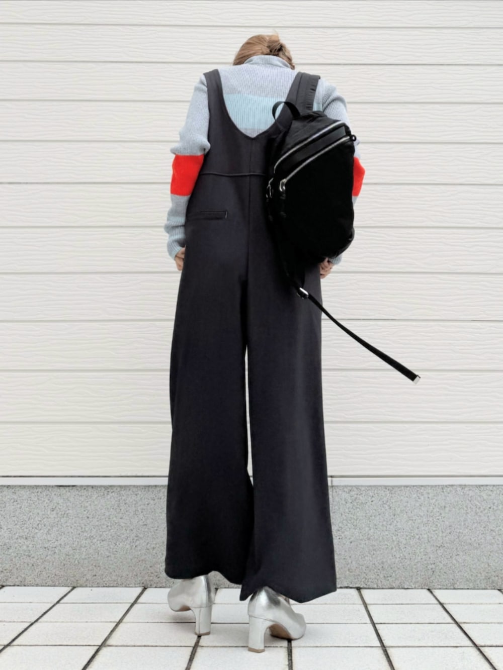 ブラック系のバックパック/リュック、グレー系のサロペット/オーバーオール、グレー系のニット/セーターを着用したレディースの秋コーディネートの2枚目の写真