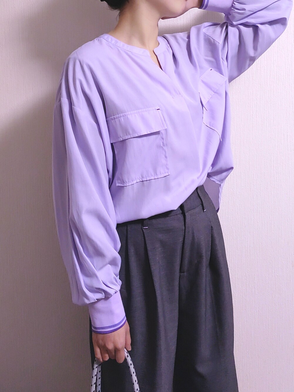 ブルー系のトートバッグ、グレー系のその他パンツ、パープル系のシャツ/ブラウスを着用したレディースの冬コーディネートの4枚目の写真