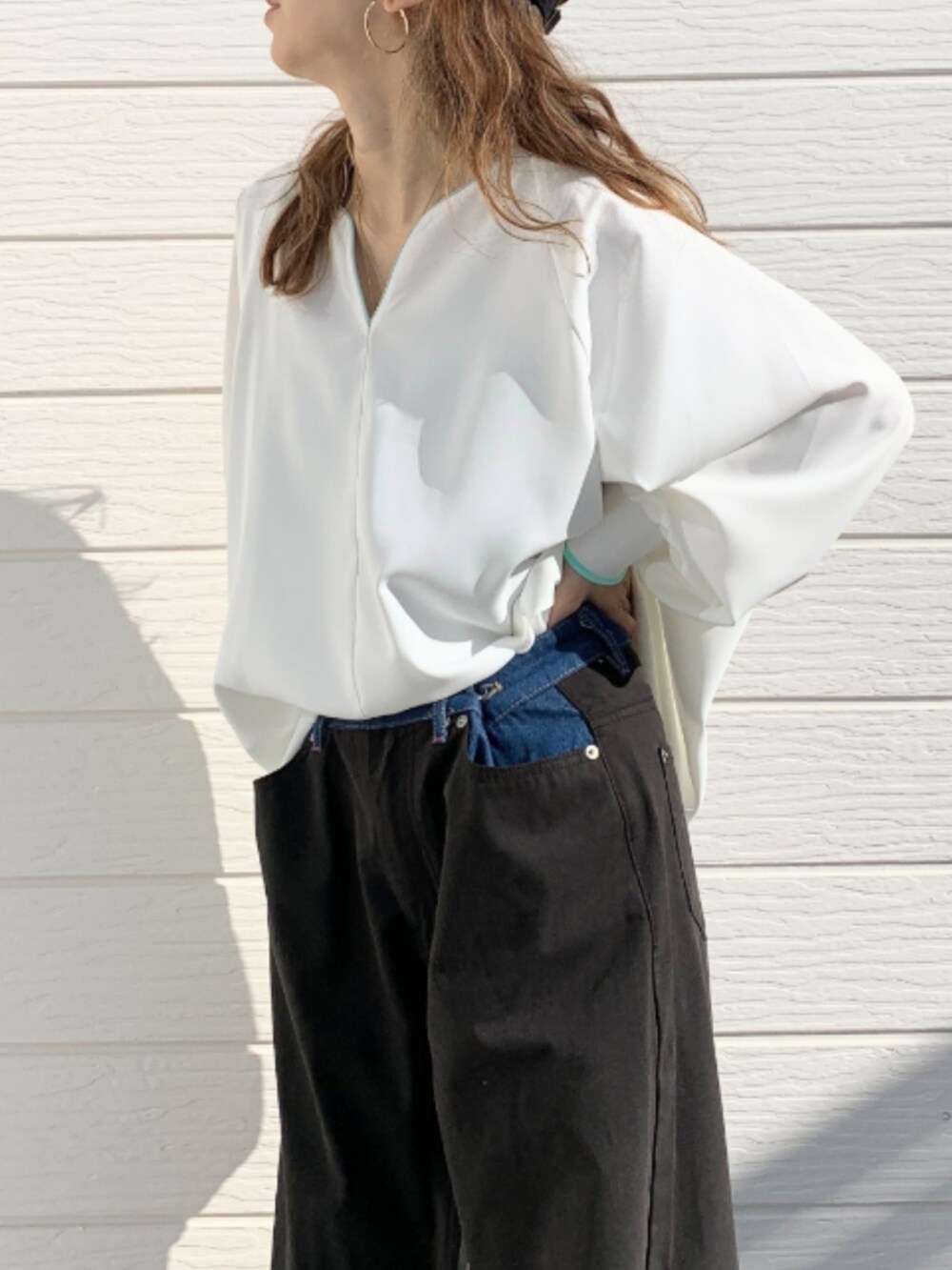 ブラック系のデニムパンツ、ホワイト系のシャツ/ブラウスを着用したレディースの冬コーディネートの4枚目の写真