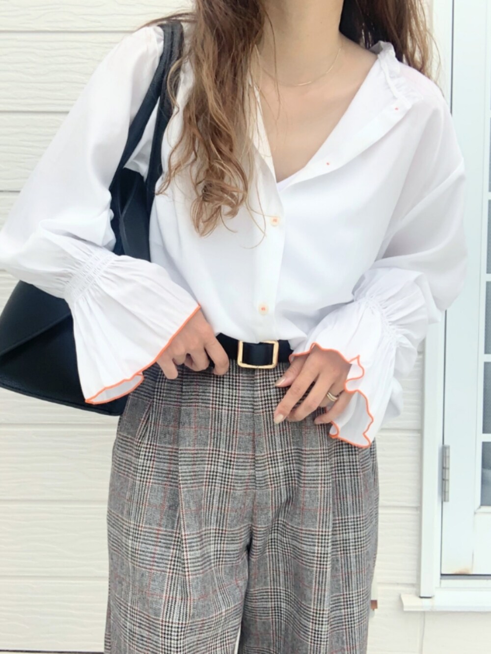 ホワイト系のシャツ/ブラウス、ブラック系のスラックスを着用したレディースの秋コーディネートの5枚目の写真