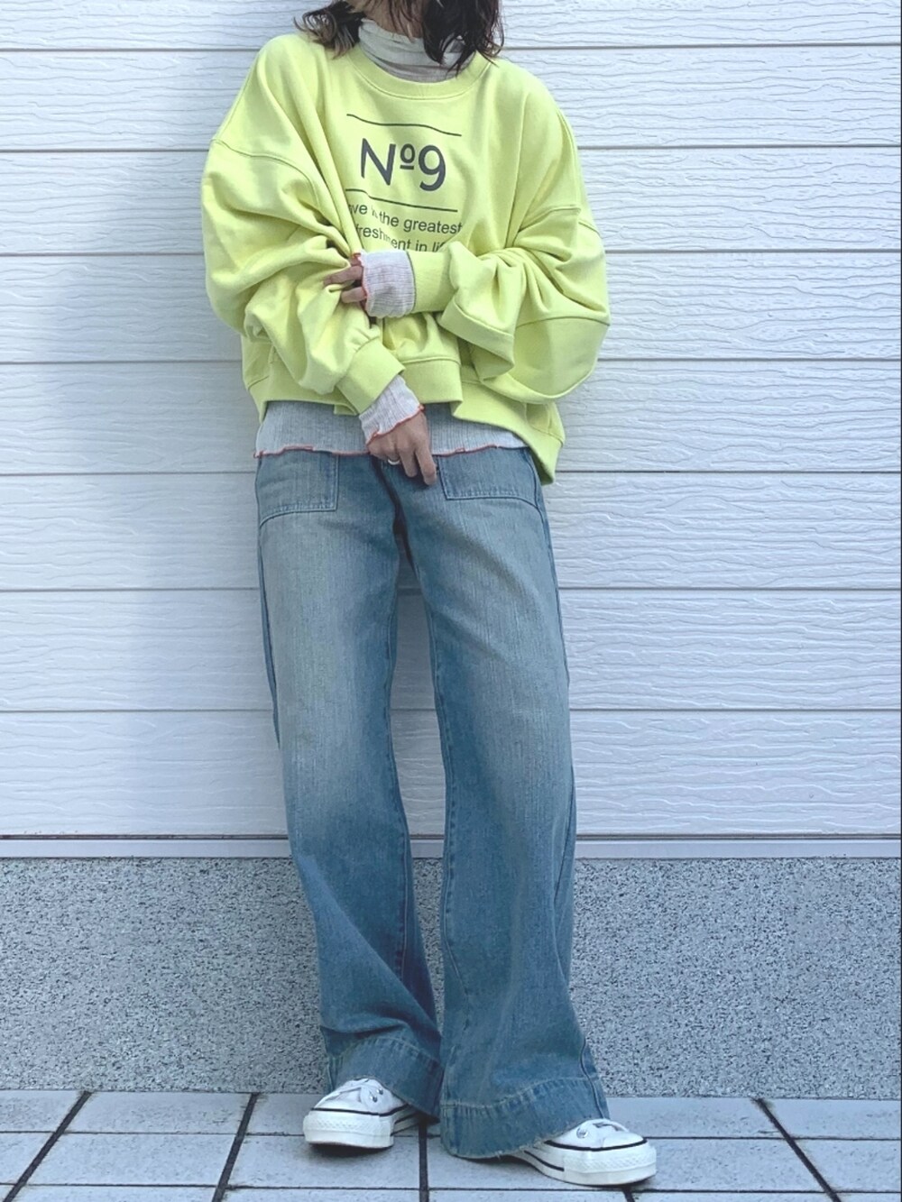 ホワイト系のスニーカー、イエロー系のスウェット、ホワイト系のTシャツ/カットソーを着用したレディースの冬コーディネートの2枚目の写真