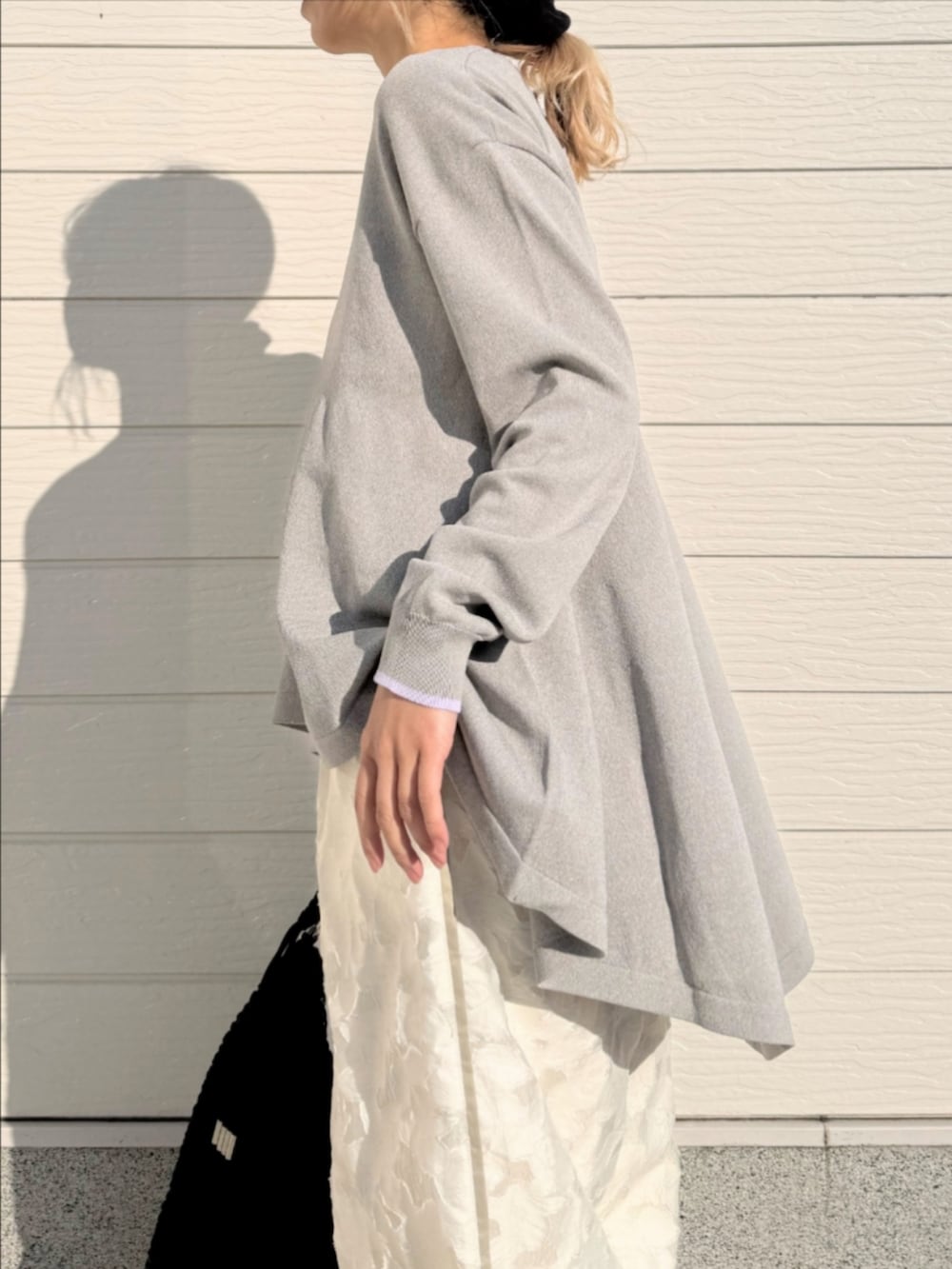 ホワイト系のその他パンツ、ブラック系のトートバッグ、グレー系のカーディガン/ボレロを着用したレディースの冬コーディネートの4枚目の写真