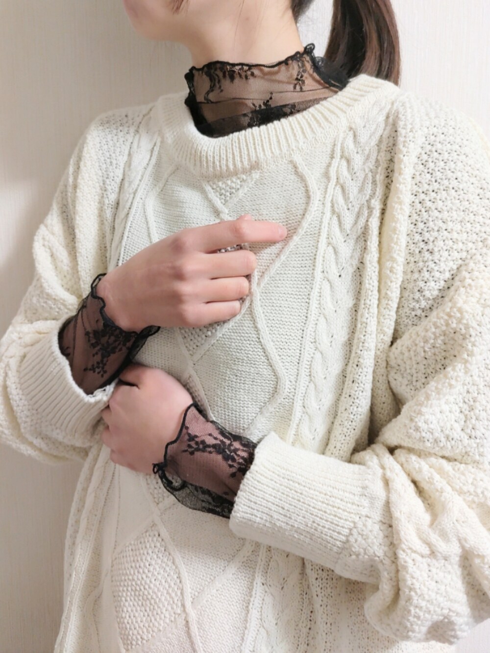 ピンク系のスラックス、ホワイト系のスニーカー、ホワイト系のニット/セーターを着用したレディースの冬コーディネートの3枚目の写真