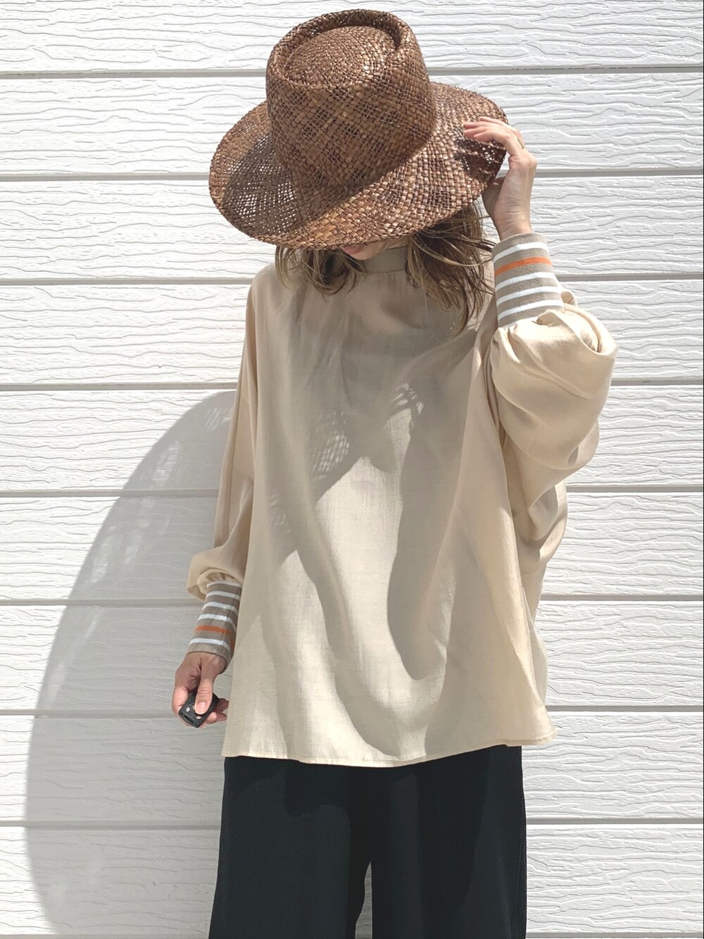 ブラック系のその他パンツ、ベージュ系のシャツ/ブラウス、ブラウン系のサンダルを着用したレディースの春コーディネートの4枚目の写真