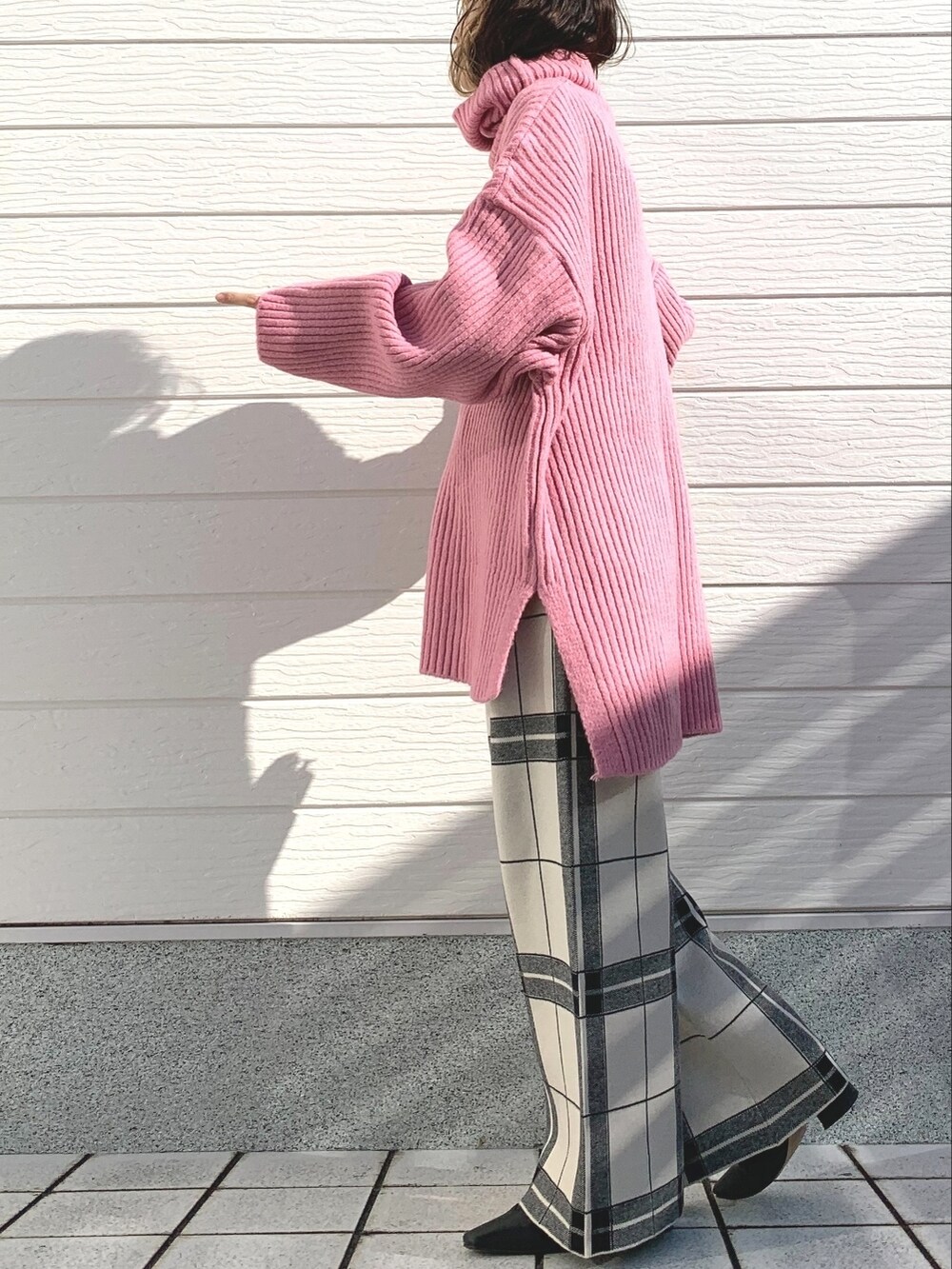 ホワイト系のショルダーバッグ、ホワイト系のその他パンツ、ピンク系のニット/セーターを着用したレディースの冬コーディネートの2枚目の写真