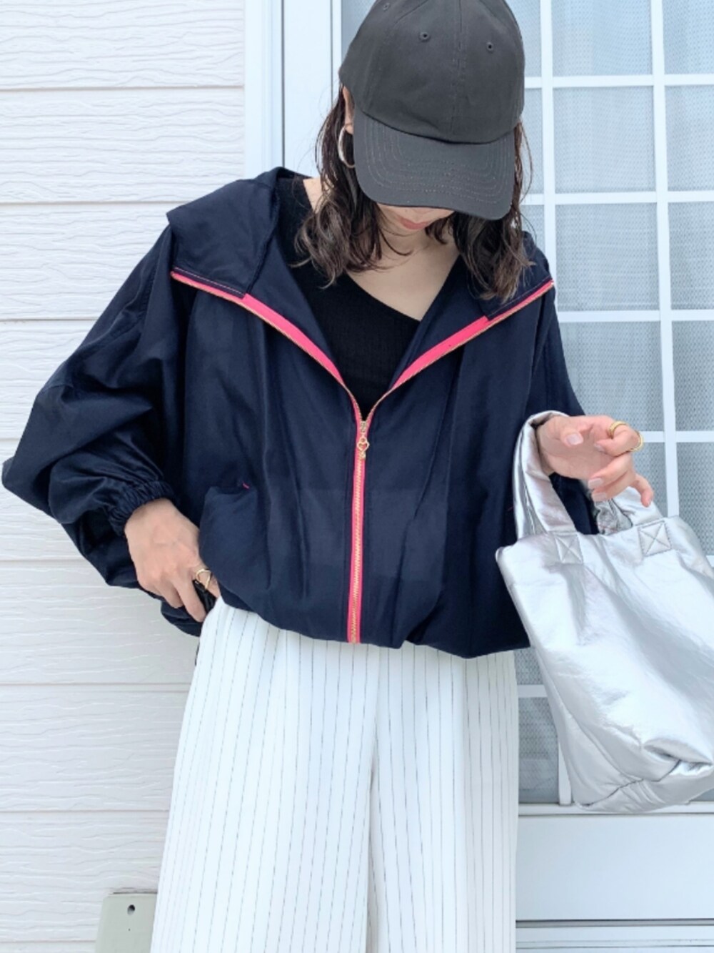 ホワイト系のその他パンツ、ブルー系のブルゾン、ブラック系のキャミソールを着用したレディースの春コーディネートの3枚目の写真
