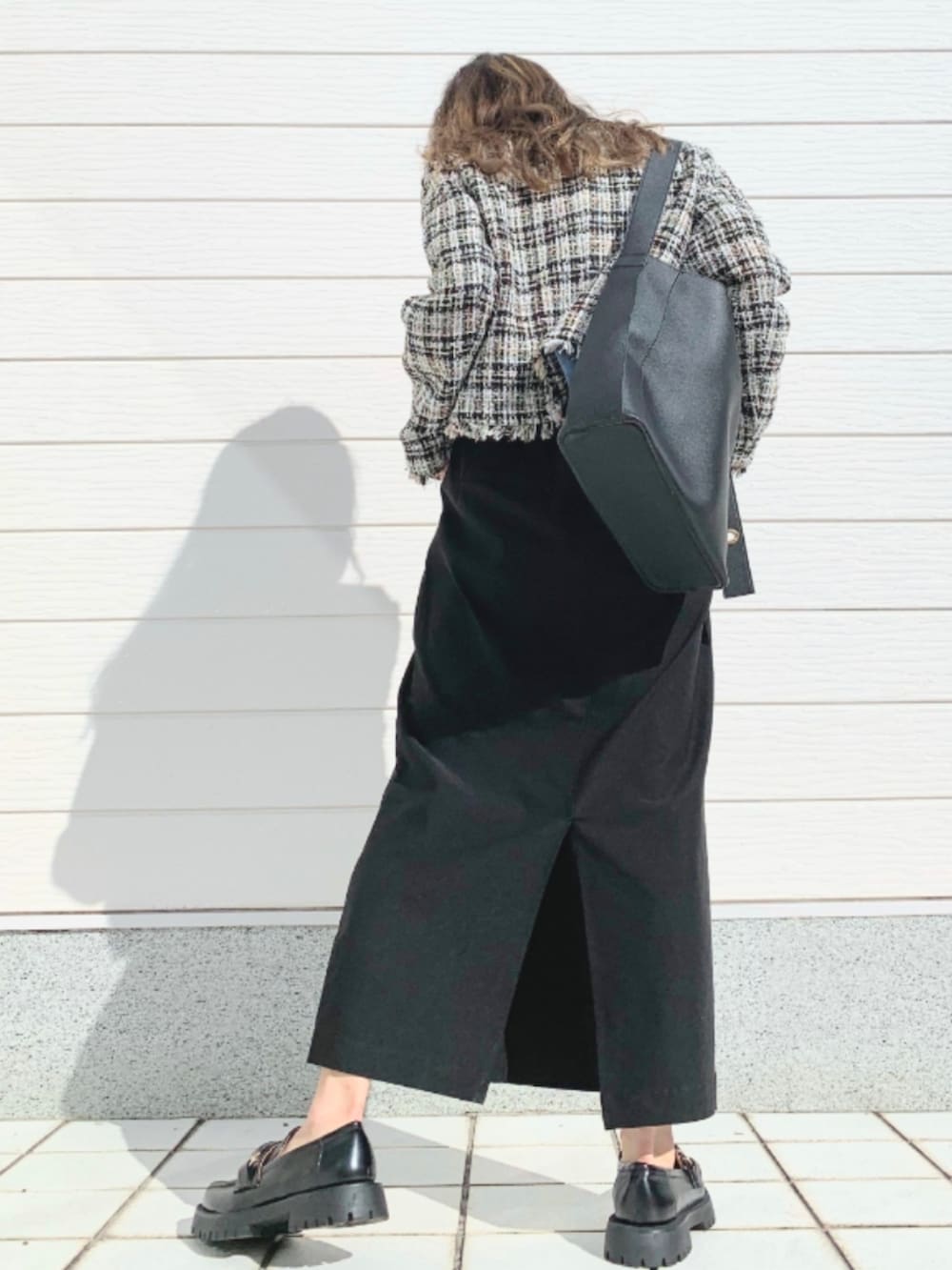 ブラック系のローファー、ブラック系のトートバッグ、ホワイト系のTシャツ/カットソーを着用したレディースの春コーディネートの2枚目の写真