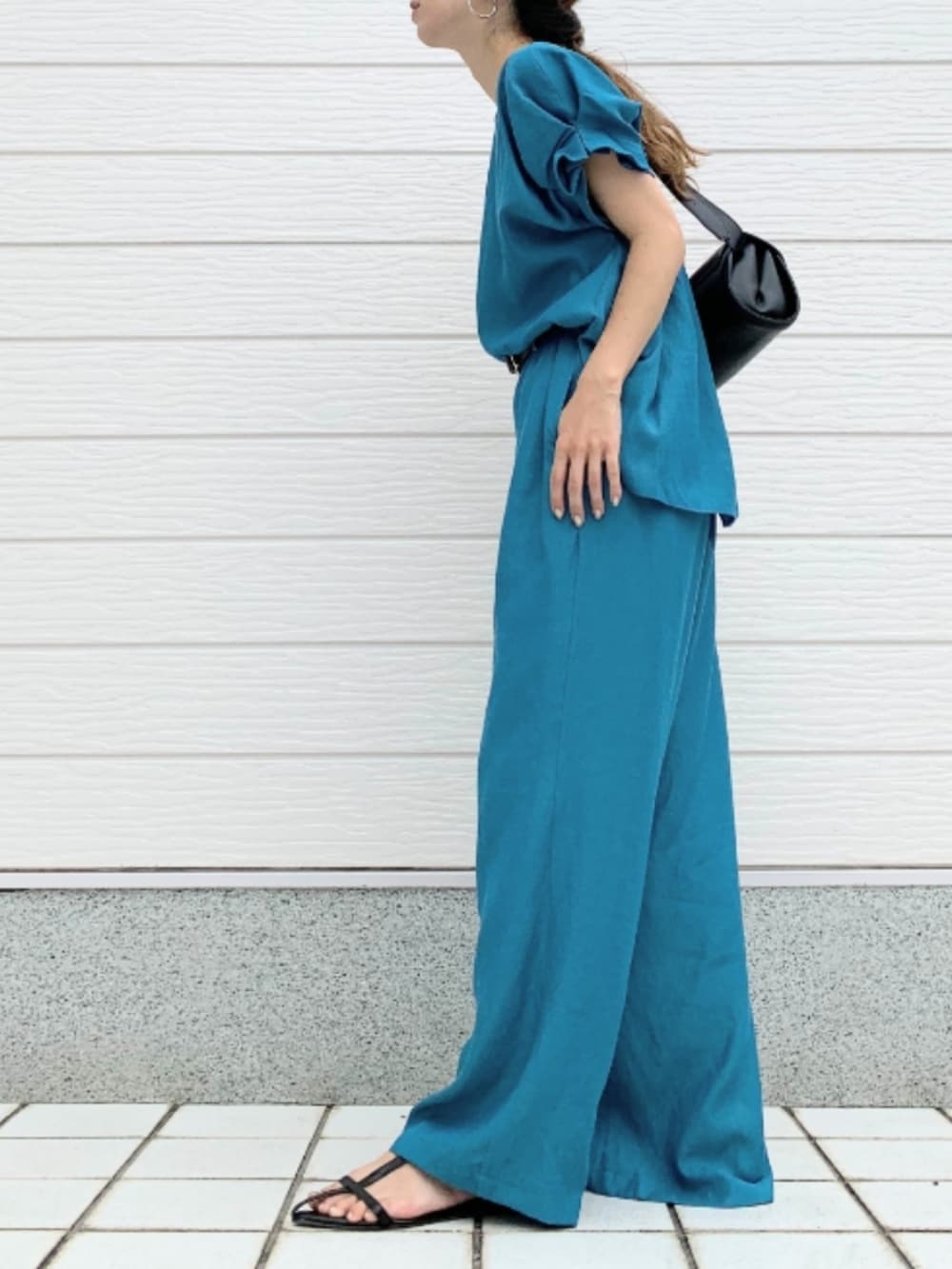 ブラック系のボディバッグ/ウエストポーチ、ブルー系のシャツ/ブラウス、ブルー系のその他パンツを着用したレディースの夏コーディネートの2枚目の写真