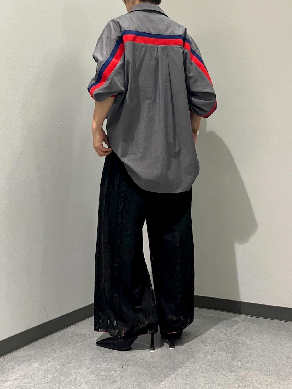 ブラック系のその他パンツ、ブルー系のシャツ/ブラウスを着用したレディースの秋コーディネートの2枚目の写真