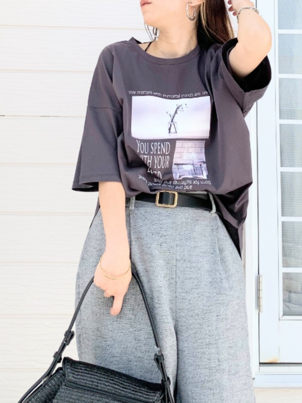 ブラック系のショルダーバッグ、グレー系のその他パンツ、グレー系のTシャツ/カットソーを着用したレディースの春コーディネートの3枚目の写真
