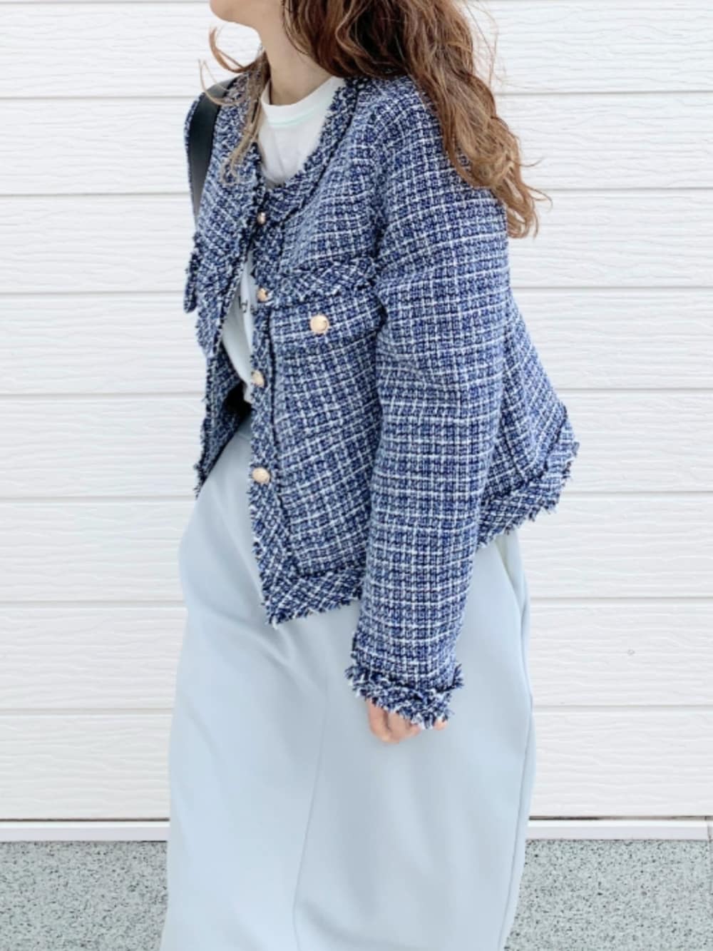 シルバー系のスニーカー、ホワイト系のTシャツ/カットソー、グリーン系のスカートを着用したレディースの冬コーディネートの5枚目の写真