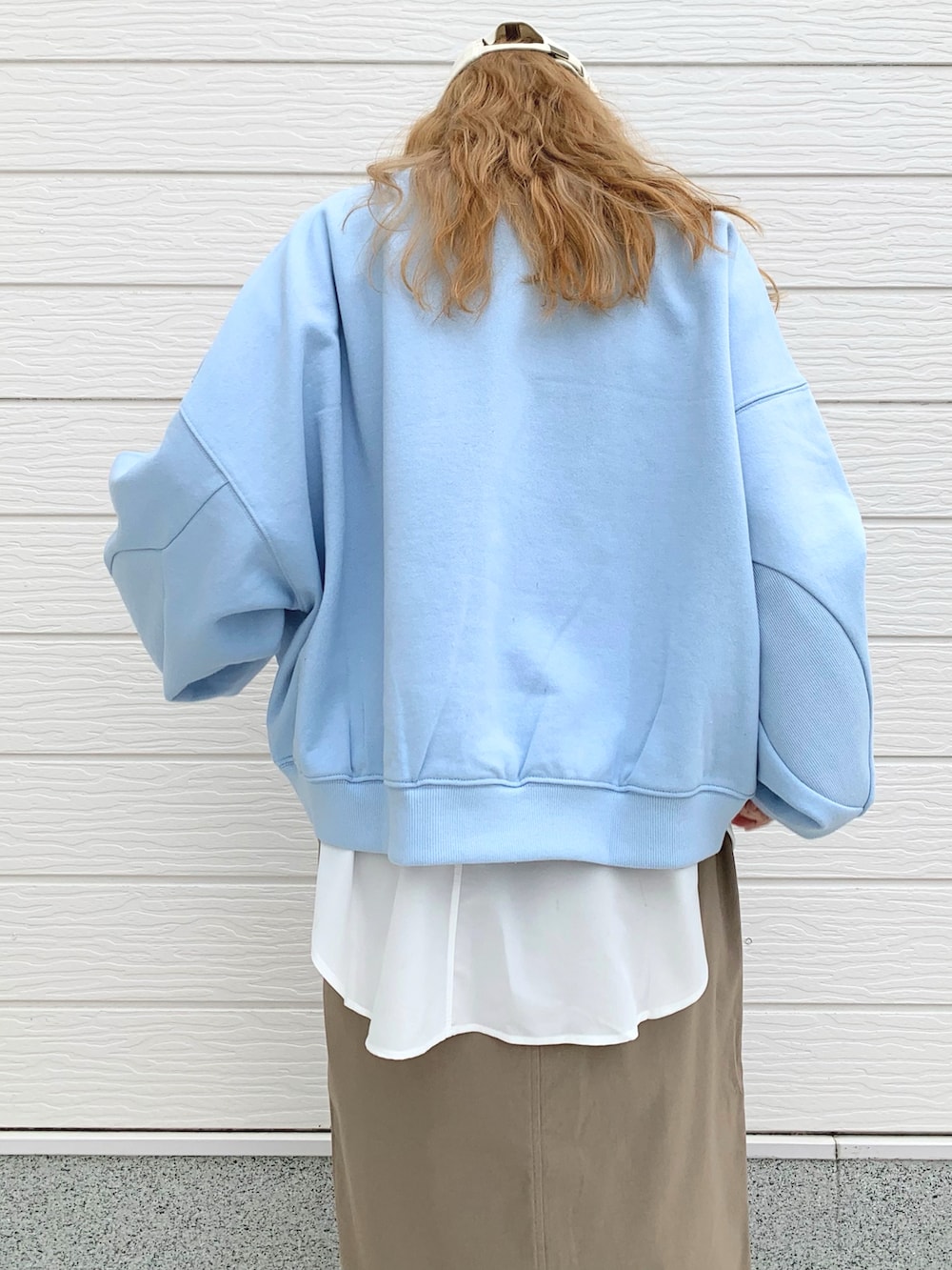 ブルー系のスウェット、ホワイト系のTシャツ/カットソー、ホワイト系のスニーカーを着用したレディースの冬コーディネートの5枚目の写真
