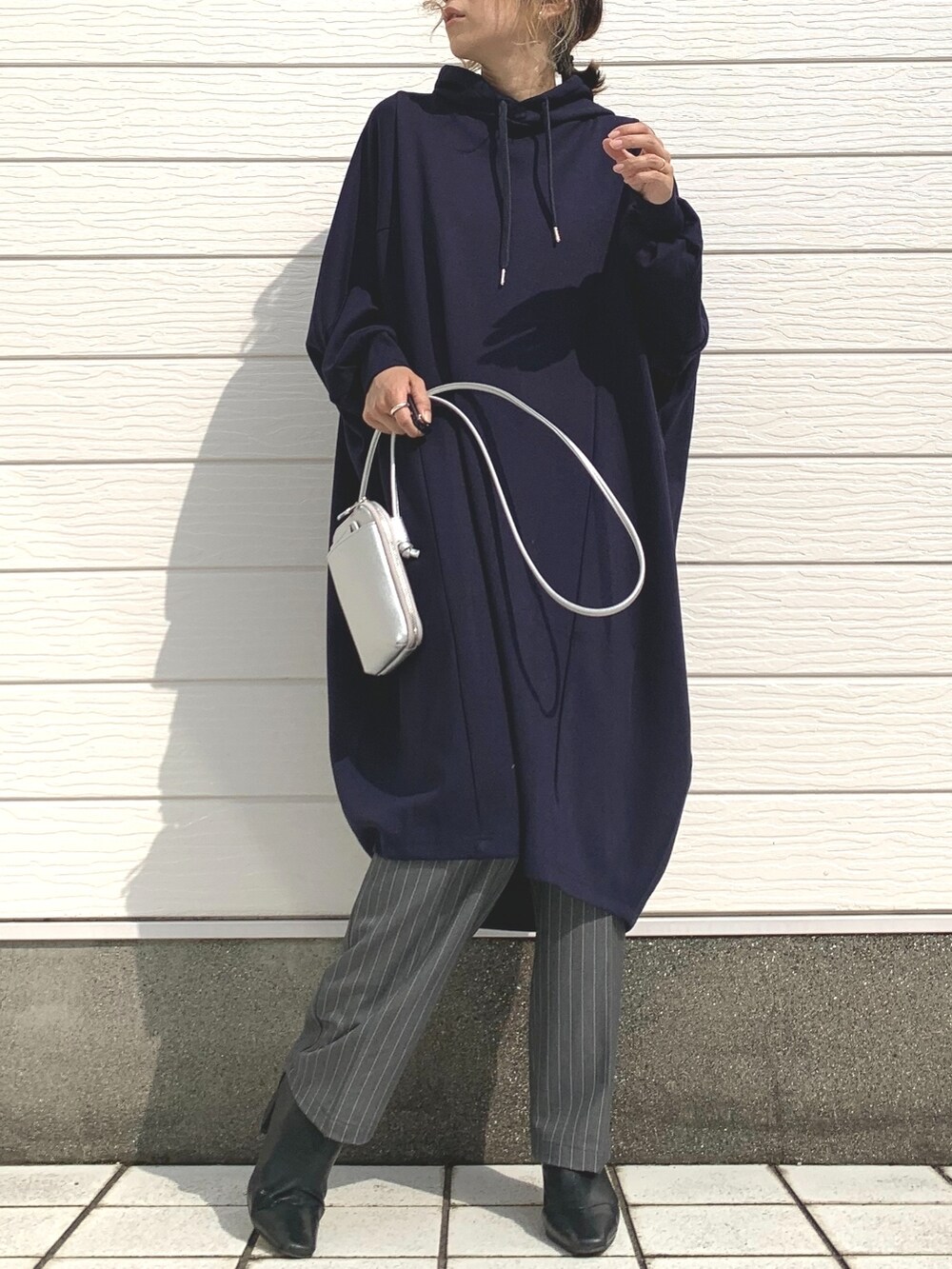 ブルー系のワンピース、シルバー系のショルダーバッグ、グレー系のその他パンツを着用したレディースの秋コーディネートの2枚目の写真