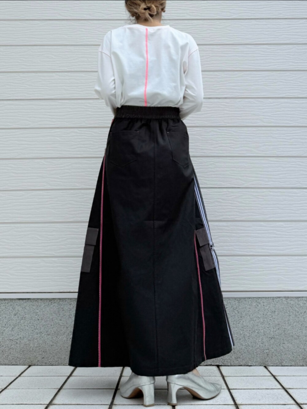 ホワイト系のTシャツ/カットソー、グレー系のスカートを着用したレディースの冬コーディネートの4枚目の写真