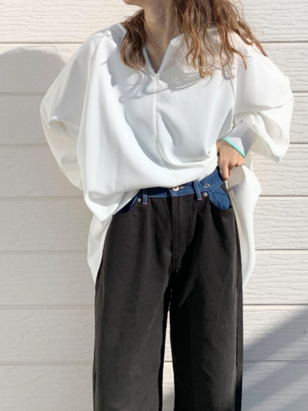 ブラック系のデニムパンツ、ホワイト系のシャツ/ブラウスを着用したレディースの冬コーディネートの3枚目の写真